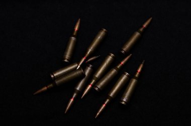 Siyah arka planda askeri cephane. Para için savaşı sembolize eder. Dünyadaki en büyük sorun..