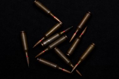 Siyah arka planda askeri cephane. Para için savaşı sembolize eder. Dünyadaki en büyük sorun..