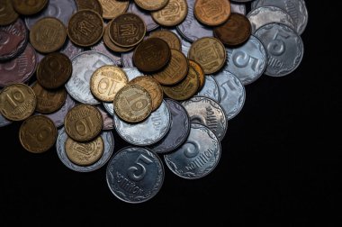 Siyah arka planda izole edilmiş küçük Ukrayna paraları. Yakın çekim görünümü.