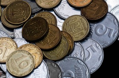 Siyah arka planda izole edilmiş Ukrayna sikkeleri. Yakın çekim görüntüsü. Bozuk paralar çerçevenin ortasında yer alır. Kavramsal bir resim.