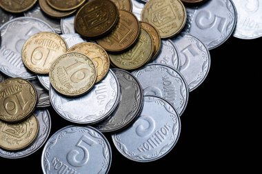 Siyah arka planda izole edilmiş Ukrayna sikkeleri. Yakın çekim görüntüsü. Bozuk paralar çerçevenin merkezinin üzerinde yer alır. Kavramsal bir resim.