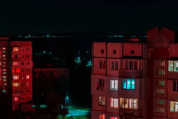 Φωτογραφία Από Πολυώροφα Κτίρια Κόκκινα Και Μπλε Φώτα Νυχτερινό Τοπίο — Φωτογραφία Αρχείου