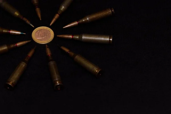 Gevär Ammunition Runt Ett Euromynt Svart Bakgrund Symboliserar Kriget För — Stockfoto