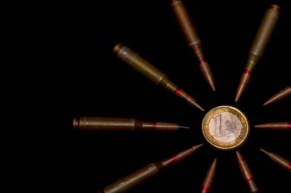 Střelivo Kolem Jedné Euromince Černém Pozadí Symbolizuje Válku Peníze Jeden — Stock fotografie