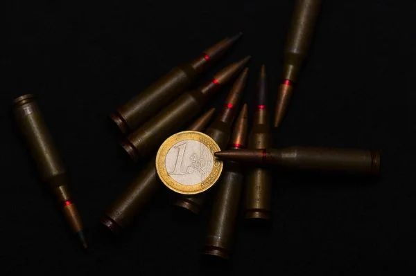 Rifle Munición Alrededor Una Moneda Euro Sobre Fondo Negro Simboliza — Foto de Stock