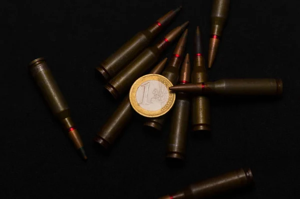 Střelivo Kolem Jedné Euromince Černém Pozadí Symbolizuje Válku Peníze Jeden — Stock fotografie
