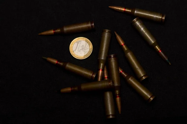 Rifle Munición Alrededor Una Moneda Euro Sobre Fondo Negro Simboliza — Foto de Stock