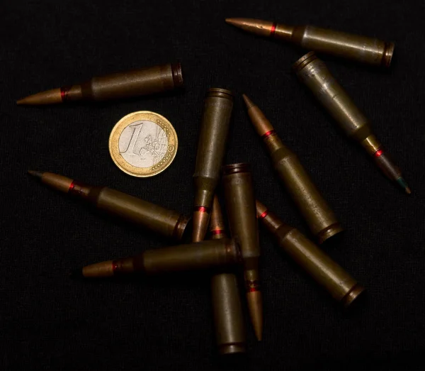 Rifle Munición Alrededor Una Moneda Euro Sobre Fondo Negro Simboliza — Foto de Stock