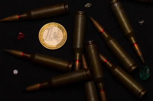 Rifle Munición Alrededor Una Moneda Euro Pesan Piedras Preciosas Sobre — Foto de Stock