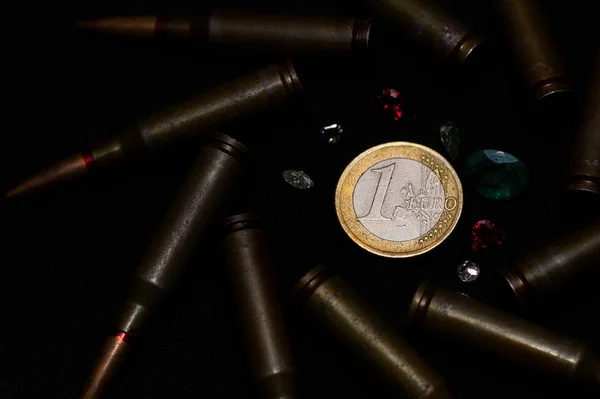 Rifle Munición Con Montón Piedras Preciosas Alrededor Una Moneda Euro — Foto de Stock