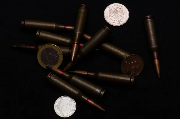 Euro Rublo Russo Moedas Hryvna Ucraniana Com Munição Militar Rifle — Fotografia de Stock