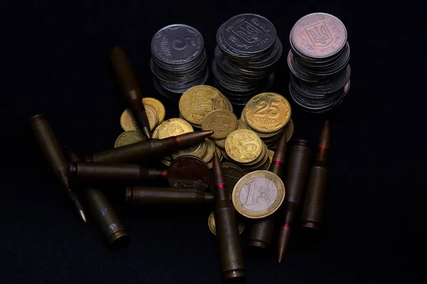 Jedno Euro Malé Ukrajinské Mince Puškou Vojenských Nábojů Černém Pozadí — Stock fotografie