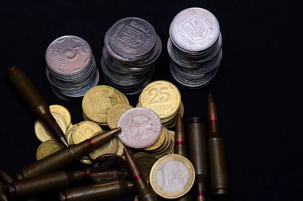 Jedno Euro Ruský Rubl Malé Ukrajinské Mince Puškovou Vojenskou Municí — Stock fotografie