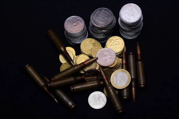 Ένα Ευρώ Ρωσικό Ρούβλι Και Μικρά Ουκρανικά Νομίσματα Τουφέκι Στρατιωτικών — Φωτογραφία Αρχείου