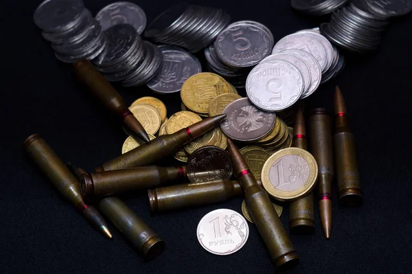 Jedno Euro Ruský Rubl Malé Ukrajinské Mince Puškovou Vojenskou Municí — Stock fotografie