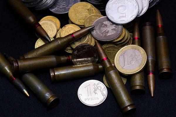 Euro Rublo Russo Pequenas Moedas Ucranianas Com Espingarda Munição Militar — Fotografia de Stock