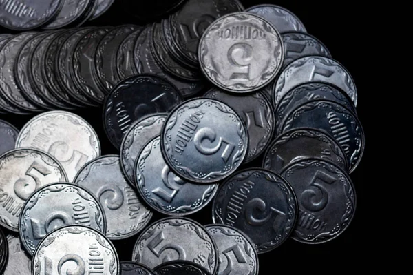 Українські Монети Ізольовані Чорному Фоні Вигляд Зблизька Монети Розташовані Над — стокове фото