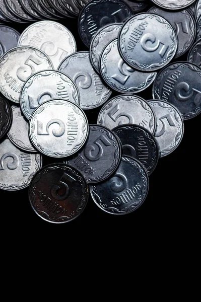 Українські Монети Ізольовані Чорному Фоні Вигляд Зблизька Монети Розташовані Над — стокове фото