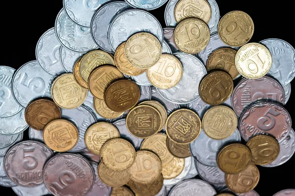 Malé Ukrajinské Mince Izolované Černém Pozadí Pohled Zblízka — Stock fotografie