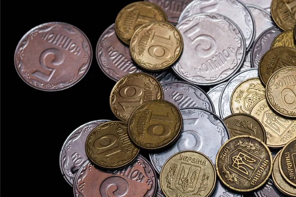 Małe Ukraińskie Monety Odizolowane Czarnym Tle Widok Bliska — Zdjęcie stockowe