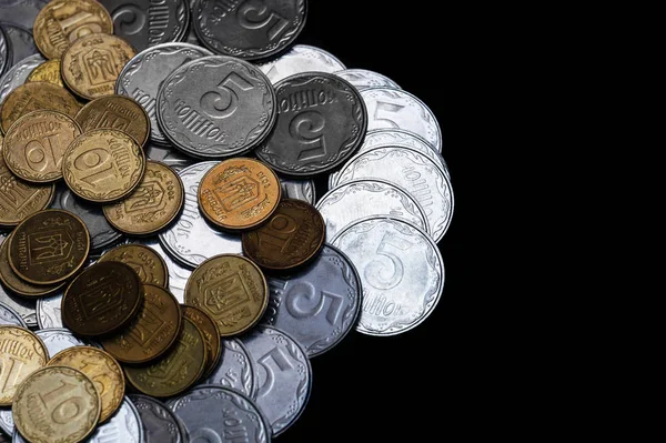 Ukraińskie Monety Odizolowane Czarnym Tle Widok Bliska Monety Znajdują Się — Zdjęcie stockowe