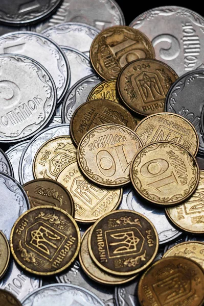 Ukrajinské Mince Izolované Černém Pozadí Pohled Zblízka Mince Jsou Umístěny — Stock fotografie