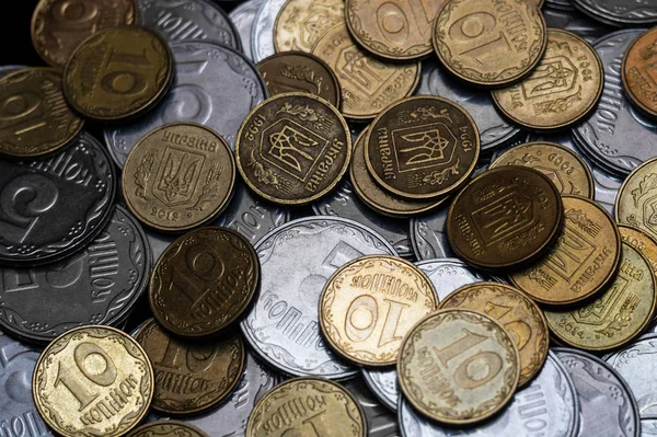 Siyah arka planda izole edilmiş Ukrayna sikkeleri. Yakın çekim görüntüsü. Bozuk paralar çerçevenin ortasında yer alır. Kavramsal bir resim.