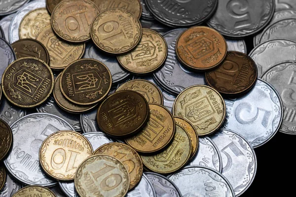 乌克兰硬币在黑色背景上分离 特写镜头 硬币位于框架的中心 概念形象 — 图库照片