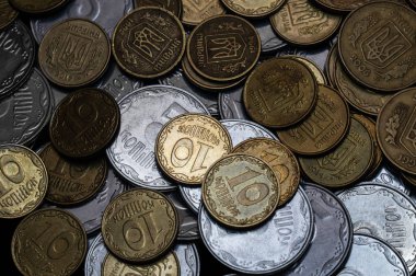 Siyah arka planda izole edilmiş Ukrayna sikkeleri. Yakın çekim görüntüsü. Bozuk paralar çerçevenin ortasında yer alır. Kavramsal bir resim.