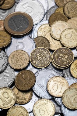 Siyah arka planda izole edilmiş bir avro parası olan Ukrayna sikkeleri. Yakın çekim görüntüsü. Bozuk paralar çerçevenin merkezinde yer alır. Kavramsal bir resim.