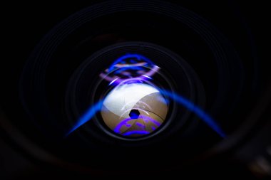 Objektif diyafram düşük ışık fotoğraf çekim. Camdan mavi izler. Maymun