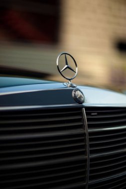 Eski nadir Vintage yeşil Mercedes-Benz Hood, rozeti, bulanık arka planda radyatör ızgarası. Sadece editoryal kullanım. Zengin yaşamın sembolü.