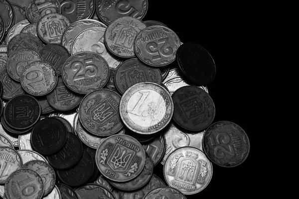 Ukraińskie Monety Jedną Monetą Euro Czarnym Tle Czarno Biały Obraz — Zdjęcie stockowe