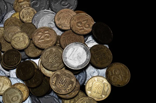 Ukrajinské Mince Jednou Euromincí Izolovanou Černém Pozadí Euromince Bezbarvá Pohled — Stock fotografie