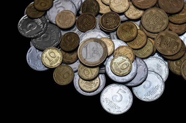 Moedas Ucranianas Com Uma Moeda Euro Isolada Sobre Fundo Preto — Fotografia de Stock