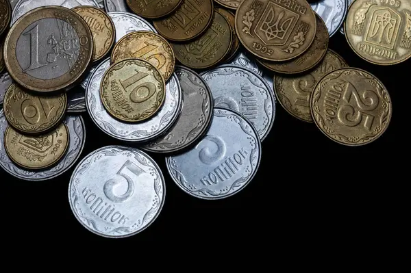 Ukrajinské Mince Jednou Euromincí Izolovanou Černém Pozadí Pohled Zblízka Mince — Stock fotografie