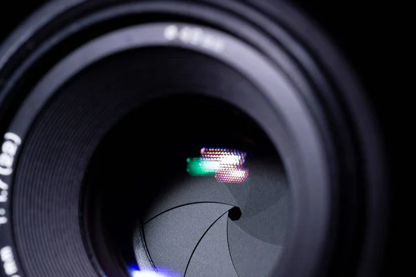 Apertura de la lente foto de poca luz. Primer plano. Hojas de abertura limpias — Foto de Stock
