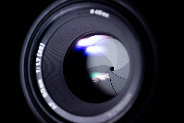 Ouverture de la lentille photo faible luminosité. Les lames d'ouverture sont propres. Stock p — Photo