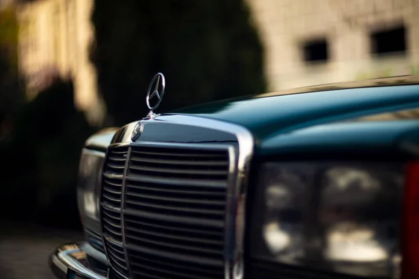 Eski Nadir Vintage Yeşil Mercedes Benz Hood Rozet Gözlük Farlar — Stok fotoğraf