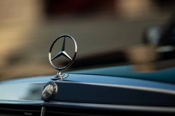 Vieille Capuche Verte Vintage Mercedes Benz Badge Grille Radiateur Sur — Photo