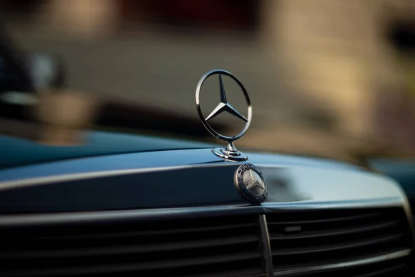 Vieille Capuche Verte Vintage Mercedes Benz Badge Grille Radiateur Sur — Photo