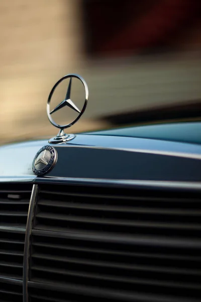 Eski nadir Vintage yeşil Mercedes-Benz Hood, rozeti, bulanık arka planda radyatör ızgarası. Sadece editoryal kullanım. Zengin yaşamın sembolü.