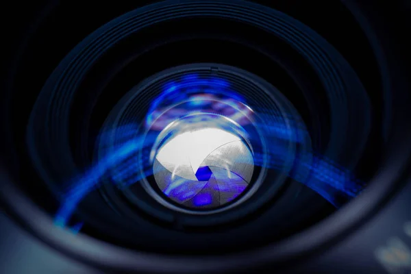 Objektif diyafram düşük ışık fotoğraf çekim. Camdan mavi izler. Maymun