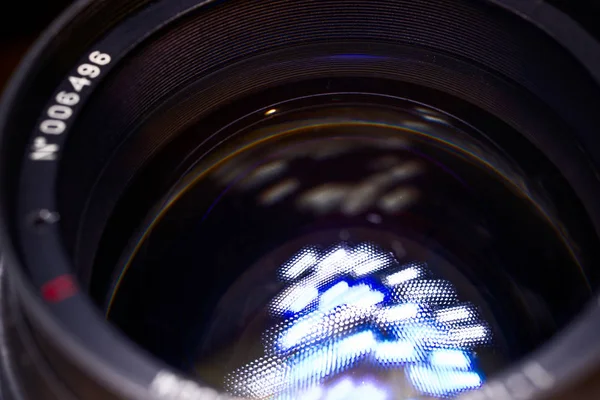 Vintage oude lens met weinig licht foto close-up. Witte sporen op glas. — Stockfoto