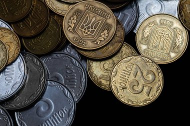 Siyah arka planda izole edilmiş Ukrayna sikkeleri. Yakın çekim görüntüsü. Bozuk paralar çerçevenin merkezinin üzerinde yer alır. Kavramsal bir resim.