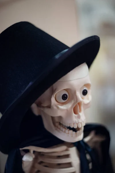 Csontváz Sapkával Fején Köpenyben Közelről Látni Halloween Dekoráció Homályos Háttér — Stock Fotó