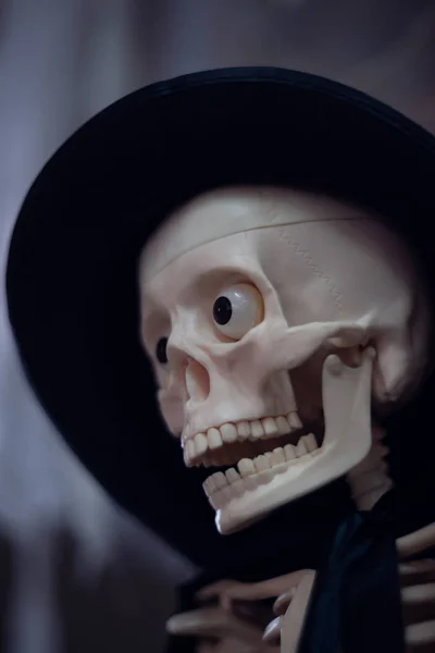 Esqueleto Com Chapéu Cabeça Capa Vista Perto Decoração Halloween Fundo — Fotografia de Stock
