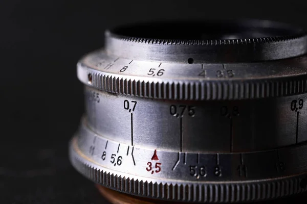 Oude vintage lens schalen symbolen close-up. Foto met wazig grijs — Stockfoto