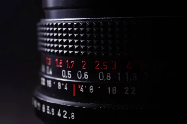 Vintage lens schaal Signs close-up. Stock foto met wazig grijs — Stockfoto