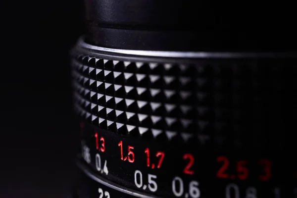 Señalización de escala de lentes vintage primer plano. Foto en stock con gris borroso — Foto de Stock